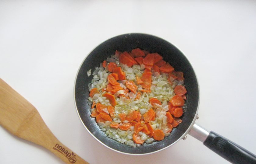 1. Этап. Рассольник без картошки: Налейте подсолнечное масло в сковороду и слегка припустите овощи на небольшом огне в течение 7-8 минут.