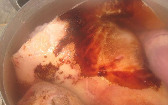 1. Этап. Паштет из свиной головы: 3. Варим до полной готовности. Голову лучше отварить первой, а остальные субпродукты отправить в бульон спустя один час, как бульон проварится.