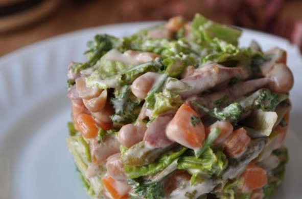 1. Этап. Колбасный салат по-немецки: Красиво сервируем салат и подаем на стол. Приятного аппетита!