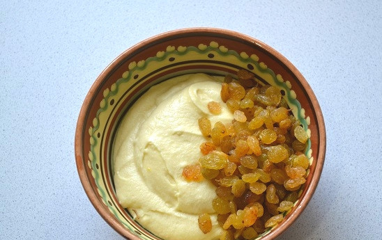 1. Этап. Торт Витязь: Отложите одну треть теста и добавьте туда изюм.