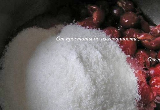 1. Этап. Открытый пирог с вишней: Вишню выложите в кастрюльку, засыпьте сахарной смесью, перемешайте.