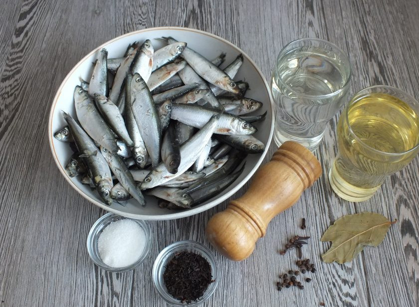 1. Этап. Домашние шпроты из кильки: Подготовьте необходимые ингредиенты.