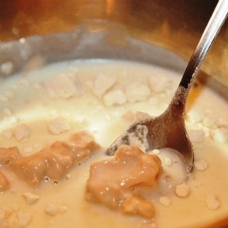 1. Этап. Пирожки со шпиком: Берем полстакана теплого молока, разводим в нем дрожжи, сахар и минимальное количество (1-2 чайной ложки) муки. Оставляем на 20 минут при комнатной температуре.