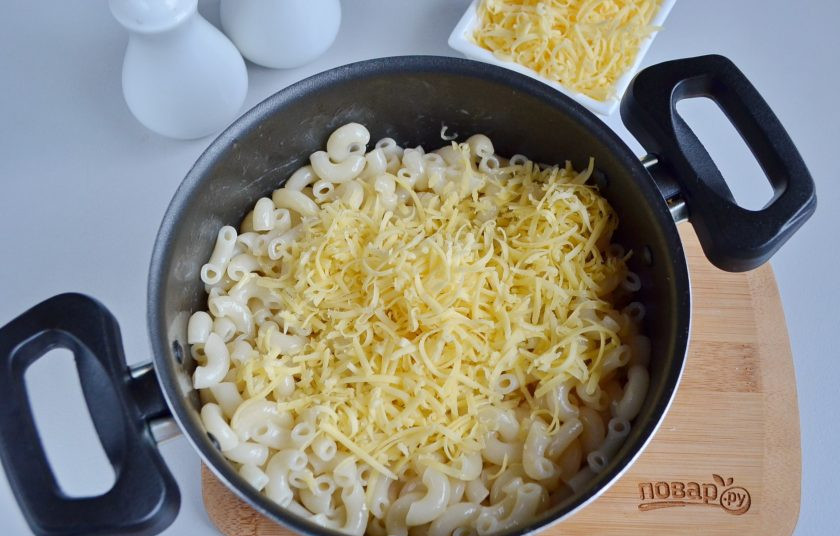 1. Этап. Шоты из бекона: Положите в горячие макароны половину стакана сыра и перемешайте, сыр должен расплавится.