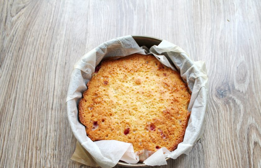 1. Этап. Бостонский клюквенный пирог: Верните пирог обратно в духовку и выпекайте еще 10 минут.