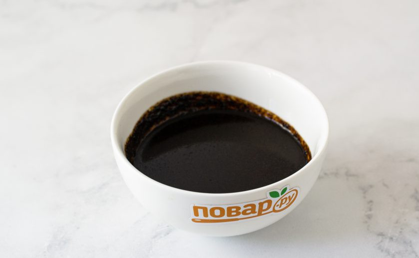 1. Этап. Ржаной хлеб: Залейте ржаной солод 100 мл. горячей воды и оставьте завариваться на некоторое время.