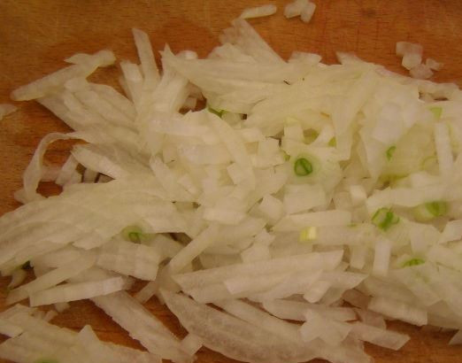 1. Этап. Салат Обжоркa с говядиной: Пока варится мясо, нарезаем мелко лук.