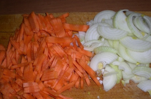 1. Этап. Плов из перловки с мясом: Репчатый лук нарезаем полукольцами, морковь режем брусками.