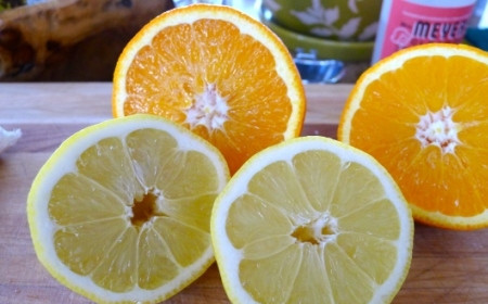 1. Этап. Стейк с цитрусами: Затем добавляем сок из целого апельсина и сок из половины лимона.