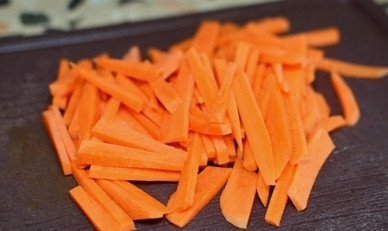 1. Этап. Говядина в кисло-сладком соусе по-китайски: Чистим морковку, нарезаем ее тонкой соломкой.