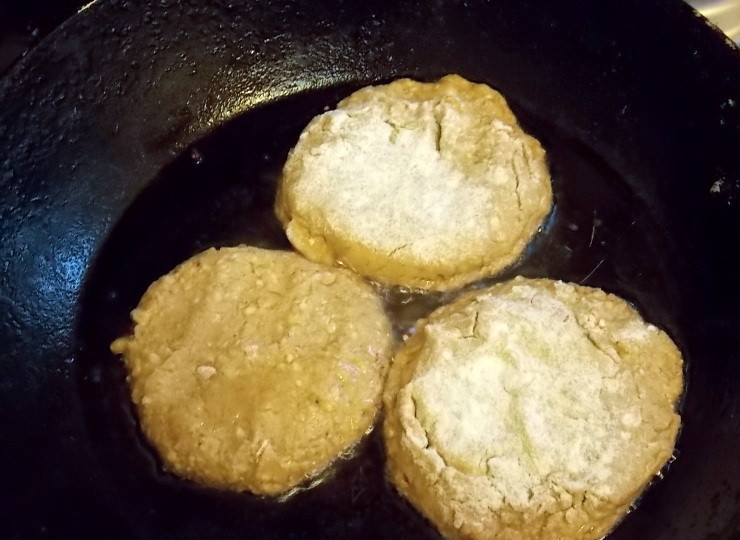 1. Этап. Черемуховые сырники: Разогрейте сковороду с маслом. Положите сырники, накройте крышкой и жарьте в течение 5 минут. Снимите крышку.