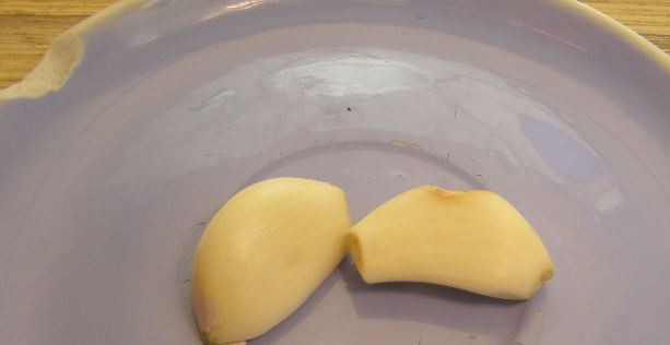 1. Этап. Сухари на сковороде: Чеснок чистим.