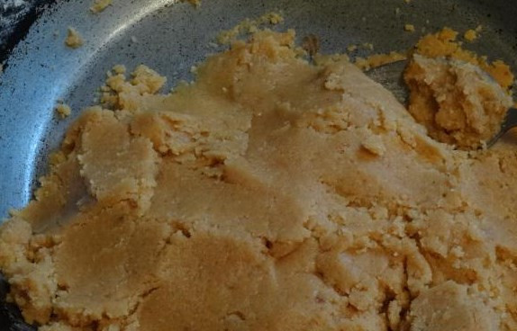 1. Этап. Армянская халва: После этого масса станет золотисто-коричневой, но рассыпчатой. Для того, чтобы её 