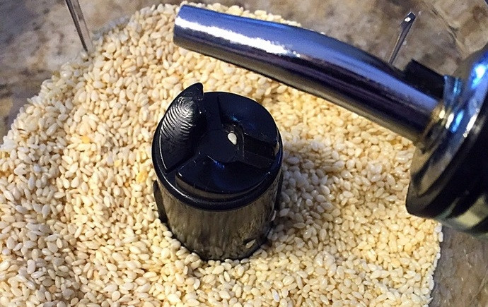 1. Этап. Соус Восточный тахини: 2. Переложите поджаренные и остывшие семена в чашу блендера. Добавьте к ним оливковое масло, хорошенько взбейте.