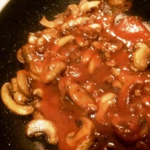 1. Этап. Медальон из говядины: Добавляем томатный соус.