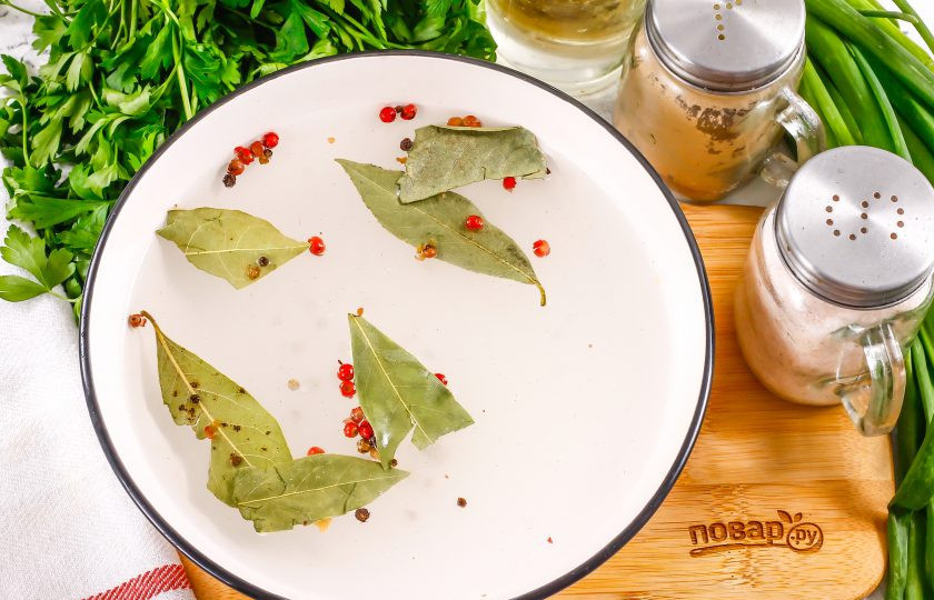 1. Этап. Засолка селедки в бутылке: Влейте холодную воду и тщательно все размешайте, чтобы и соль, и сахар растворились в жидкости. Вода может быть обычной из-под крана, отфильтрованной и т.д.