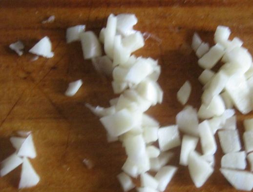 1. Этап. Лагман из говядины в мультиварке: Измельчаем чеснок.