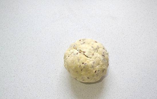 1. Этап. Крекеры с семенами льна: 4. Перемешайте, замесите тесто.