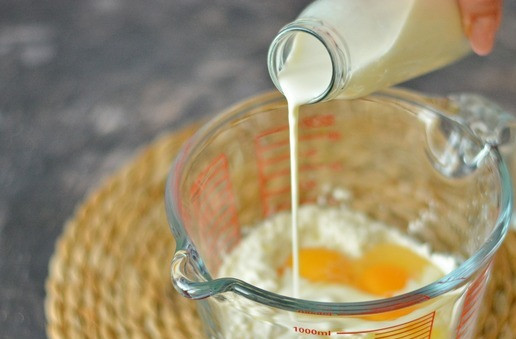 1. Этап. Блины на сливках: Не знаю кто и как замешивает блинное тесто, но я привыкла делать по схеме 