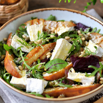 Салат с грушей и камамбером