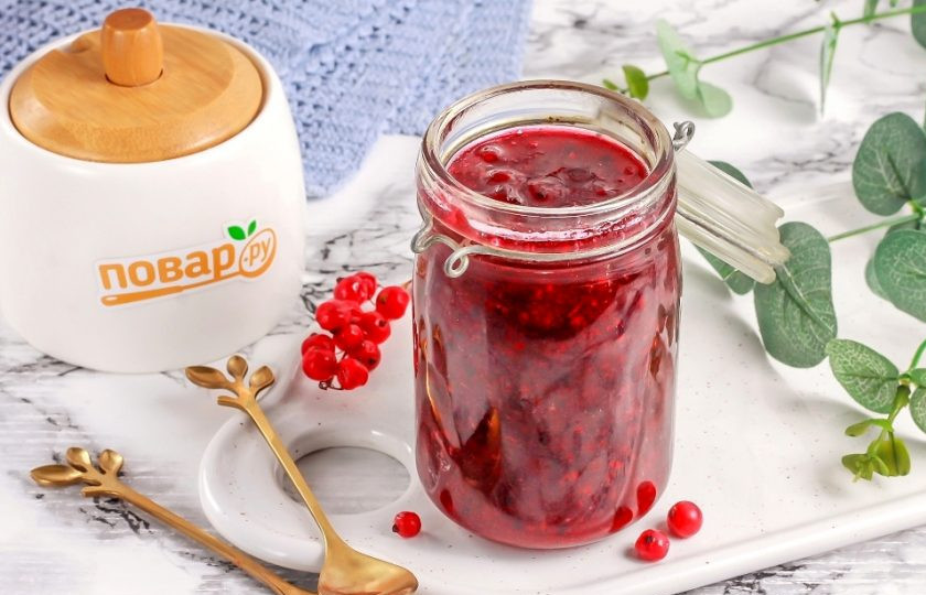 1. Этап. Джем из красной смородины с желфиксом: Выложите джем из красной смородины в горячую банку и сразу же закройте крышку по резьбе или закатайте, используя ключ для консервации. Дайте джему остыть в комнате примерно 2-3 часа, а затем перенесите его в кладовую. Храните в прохладном месте.