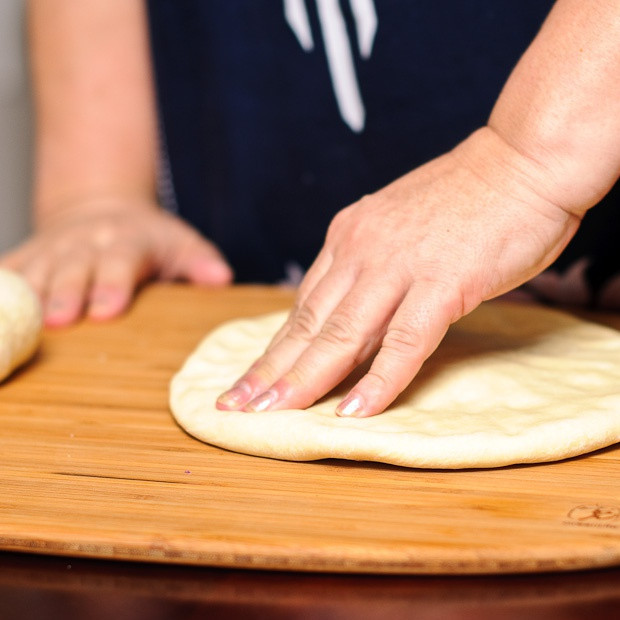 1. Этап. Норин: Смешайте в миске сухие ингредиенты для теста. Смешать жидкие ингредиенты в другой. Влейте смесь жидких ингредиентов к сухим и месите до получения красивого, гладкого теста. Обложите тесто влажной тканью и дайте ему постоять в течение 10 минут.