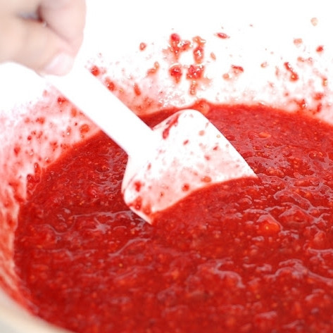 1. Этап. Сырой клубнично-малиновый джем: Хорошенько перемешиваем (до полного растворения пектина) и оставляем на 30 минут.