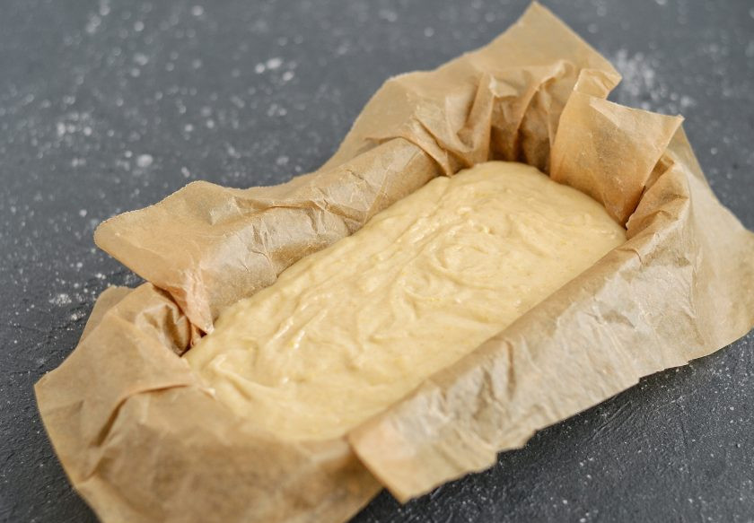 1. Этап. Безглютеновый пирог: Выложите тесто в форму для запекания. Выпекайте пирог 50-60 минут при температуре 175 градусов. Готовность проверяйте зубочисткой.