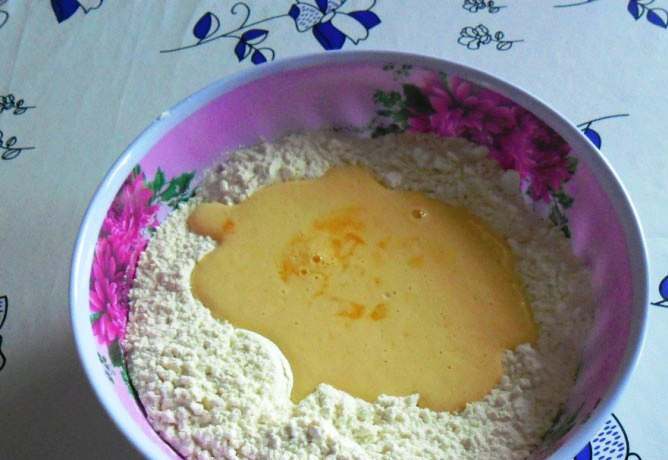 1. Этап. Самса на кефире: Смешайте муку с содой и лимонной кислотой. Слегка взбейте 2 яйца с солью, добавьте к ним кефир. Соедините обе смеси, добавьте растительное масло, и замесите тесто.