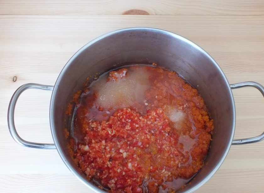 1. Этап. Аппетитка: По истечении времени снимите кастрюлю с огня, добавьте растительное масло, уксус, соль, сахар, измельченные через блендер или мясорубку чеснок и острый перец. Перемешайте. Закройте крышкой. Поставьте на огонь, как закипит, убавьте до малого и варите 35 минут.