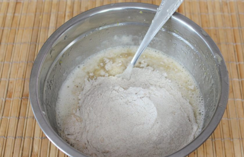 1. Этап. Песочное имбирное печенье: Порциям добавляем муку с разрыхлителем и замешиваем тесто.