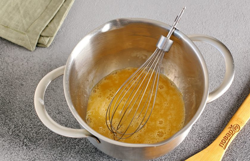 1. Этап. Наливной пирог: В глубокой миске взбейте яйцо с 0,5 ч.л. соли.