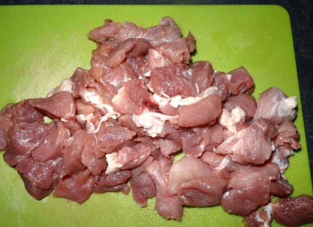 1. Этап. Нут со свининой: 2. Свинину порежьте на небольшие кусочки. Воды налейте в емкость мультиварки и немного времени подержите мясо в режиме жарки.