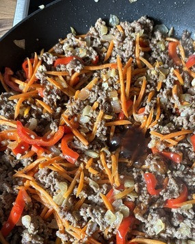 1. Этап. Соус Болоньезе по-азиатски: Влить соевый и рыбный соус, перемешать.