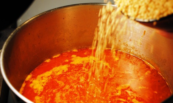 1. Этап. Суп из баранины с булгуром: В бульон добавьте еще примерно 1 литр воды. Засыпьте булгур и нарезанную кубиками морковь. Варим 20 минут, часто помешивая.