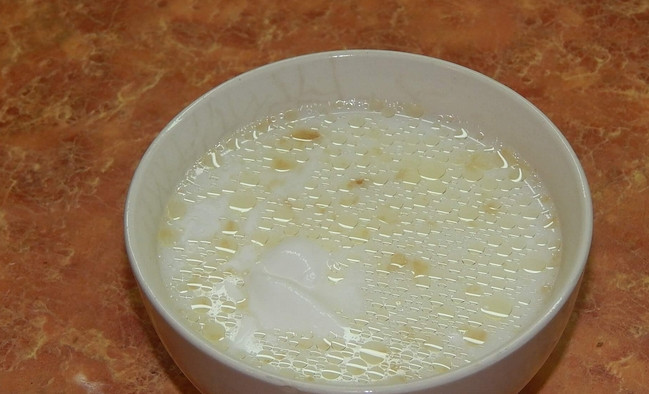 1. Этап. Печень со сметаной: Теплый бульон смешиваем со сметаной.