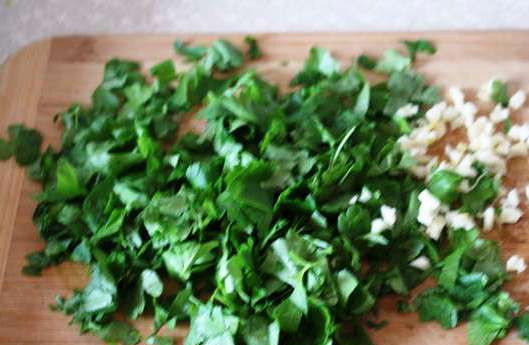 1. Этап. Картофель с лимоном: Помойте петрушку и нарежьте только листья без стеблей. Измельчите чеснок.