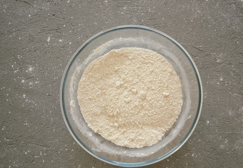 1. Этап. Постный кекс с орехами: В другой сахар, разрыхлитель и муку.