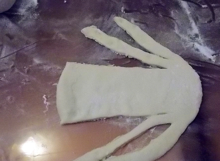 1. Этап. Открытые пирожки Ладья: Раскатайте каждый шарик в овал и нарежьте по краям горизонтально по 2 полосы теста.