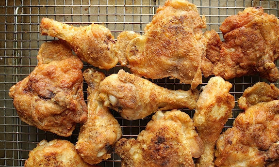 1. Этап. Курица во фритюре: Хрустящие куриные ножки и бедра готовы, приятного аппетита!