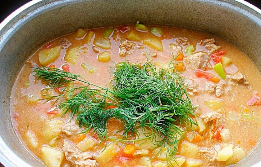 1. Этап. Венгерский бограч: Все перемешиваем, добавляем веточку петрушки или укропа и готовим под крышкой еще минут 15. Затем убираем казан с огня и даем блюду настояться еще хотя бы минут 20-30.