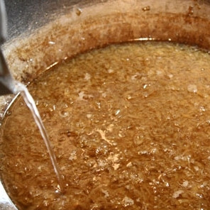 1. Этап. Пиёва: По истечению двух часов заливаем в казан с луком литр горячей воды, добавляем соль и перец. Даем покипеть несколько минут, после чего снимаем с огня.