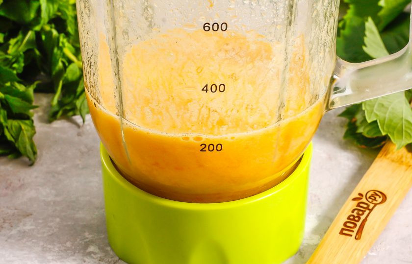 1. Этап. Кабачки в персиковом соке на зиму: Всыпьте мякоть в чашу блендера и туда же добавьте воду. Измельчите все в течение 3-5 минут.