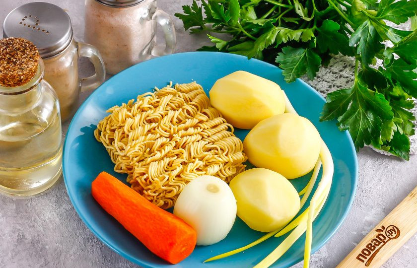 1. Этап. Холостяцкий суп: Подготовьте указанные ингредиенты. Овощи очистите от кожуры и промойте в воде.