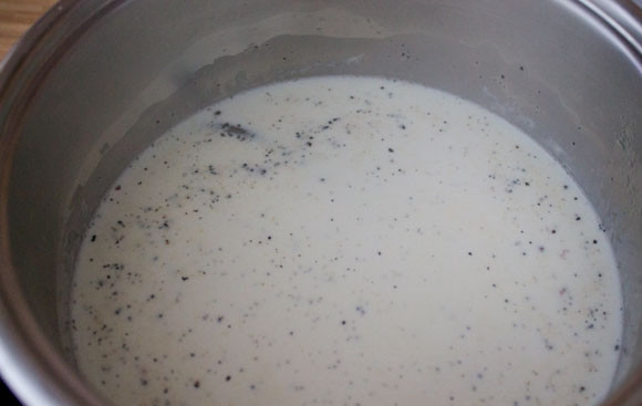 1. Этап. Пастель-де-Ната: 1. В небольшой сотейник отправьте половину сахара, молоко и сливки. Добавьте ваниль и поставьте на огонь.