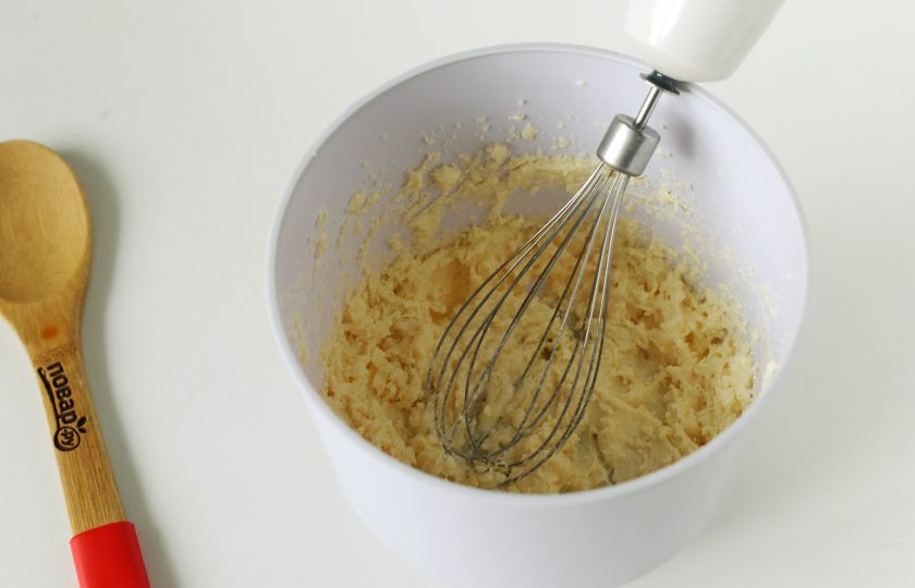 1. Этап. Бретонский пирог с клюквой и яблоками: Мягкое масло взбейте с сахаром.