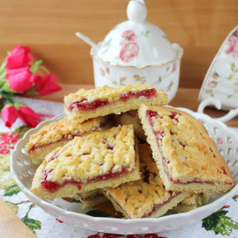 Песочный пирог с малиновым вареньем