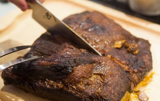 1. Этап. Говядина, запеченная в духовке в фольге: Дайте отдохнуть мясу ещё 30 минут в фольге, затем нарежьте.