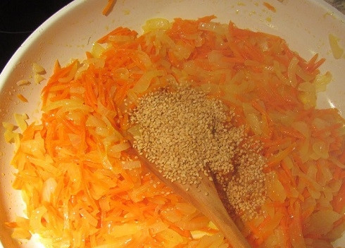 1. Этап. Салат из морской капусты и кальмаров: Обжариваем до мягкости моркови. Затем добавим кунжут, перемешаем и убираем с огня.