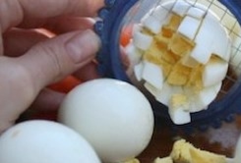 1. Этап. Вкусный салат Оливье: Яйца остудите, почистите и нарежьте кубиком.